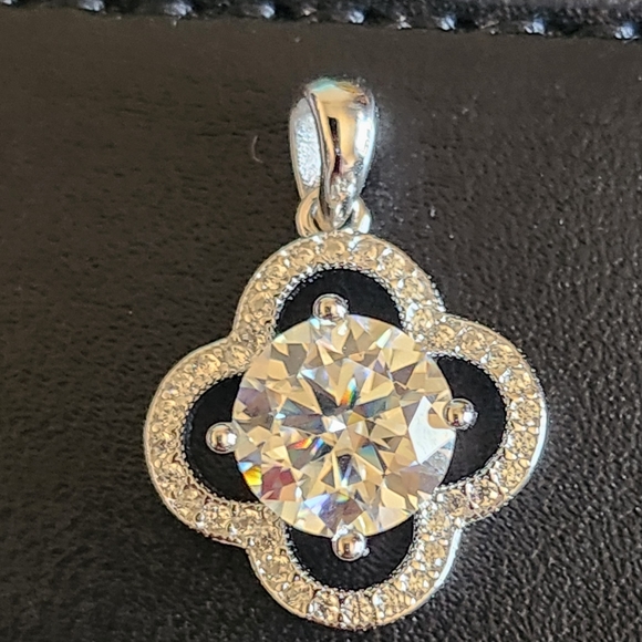 Elegant Moisssanite Clover Pedant 2ct - New